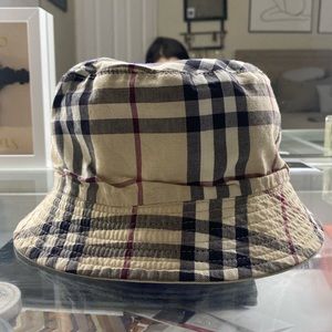 Burberry bucket hat reversable